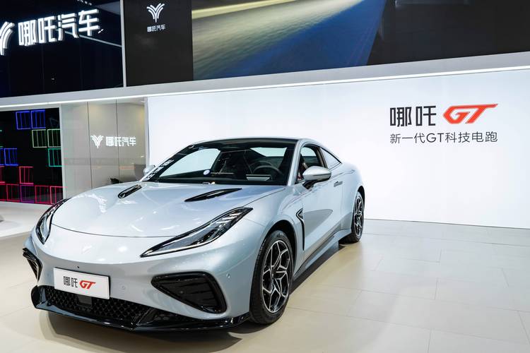 成都265哪吒汽车在智能汽车领域的表现，领途汽车在新能源汽车市场中的影响力